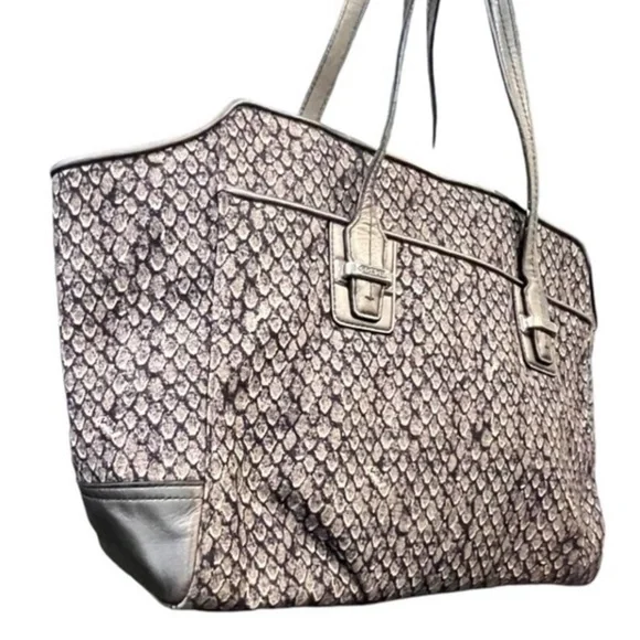 COACH "Taylor" Python Snake
Print Alexis Carryall
Shoulder Bag - Picture 4 of 15